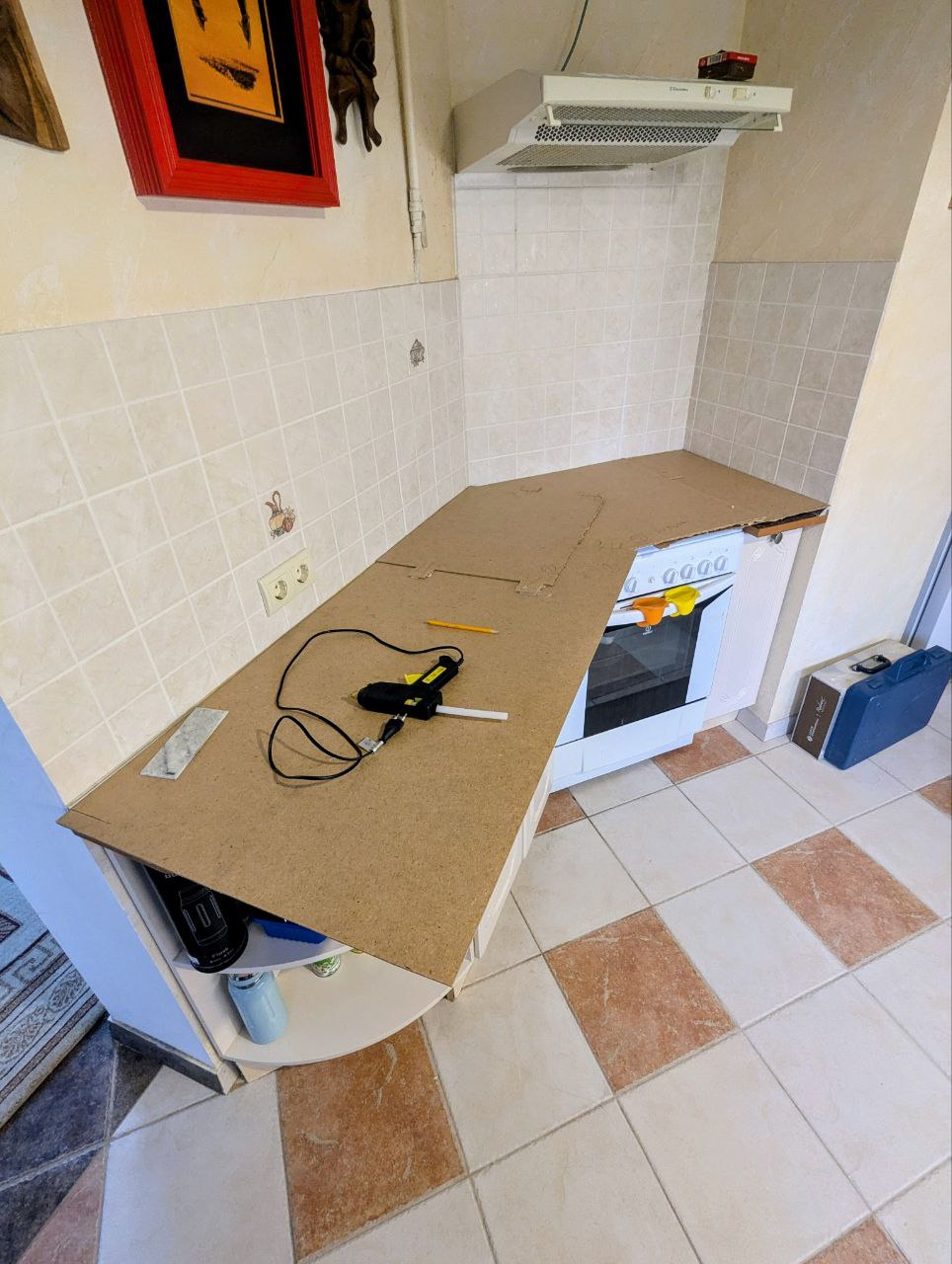 Шаблон угловой столешницы из оргалита на кухне — вид со стороны варочной панели